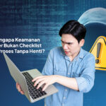 Banner eCentriverse dengan ilustrasi seseorang memegang laptop terlihat khawatir, berlatar sosok hacker ber-hoodie dan ikon peringatan, dengan teks ‘Mengapa Keamanan Siber Bukan Checklist Tapi Proses Tanpa Henti?’